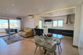 Deluxe 2 bedroom apartment with BBQ